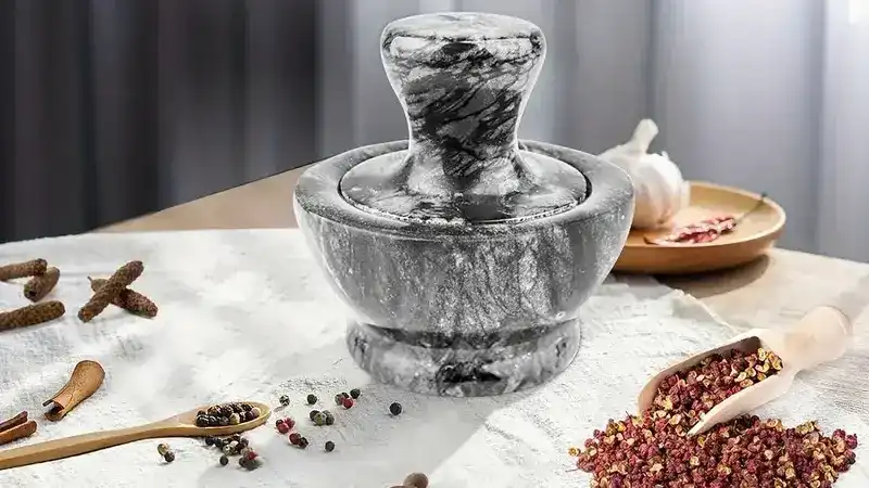 How Does a Marble Spice Grinder Enhance Flavor Extraction?