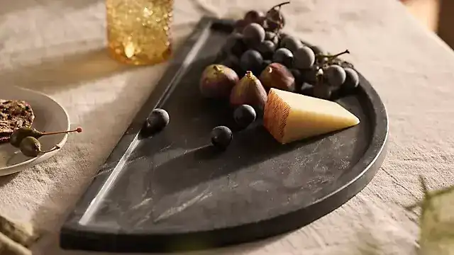How Heavy Should a Black Marble Serving Tray Be for Safe Use?
