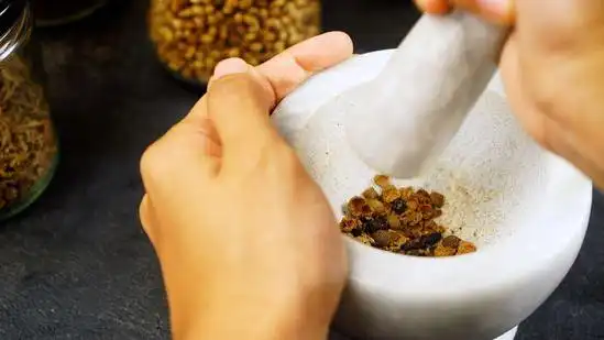 What Safety Tips Should Users Follow When Operating a Mortar and Pestle?